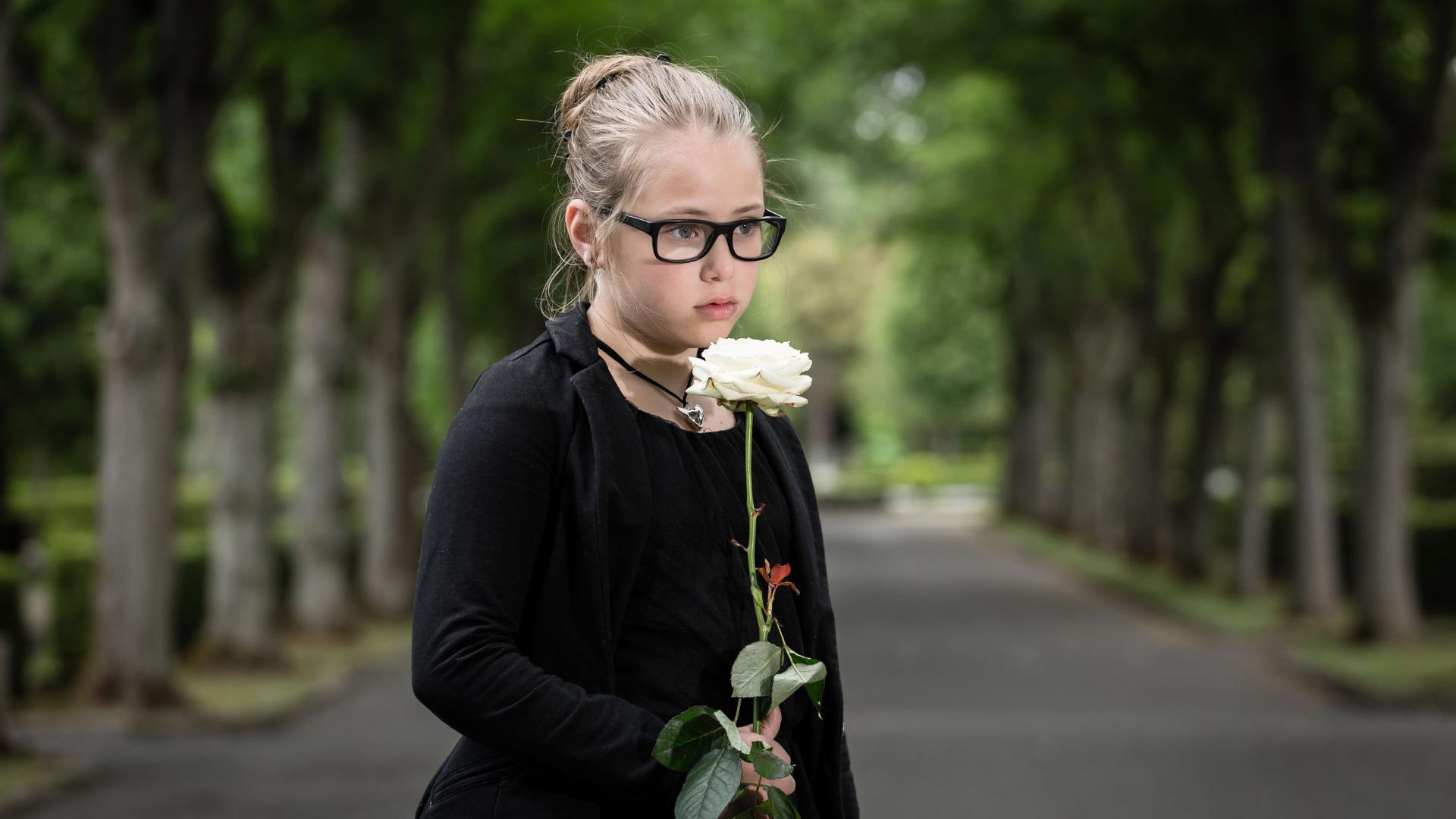 enfant et rose en mémoire du défunt