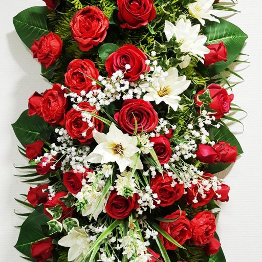 accessoires roses rouges en couronnes pour enterrement